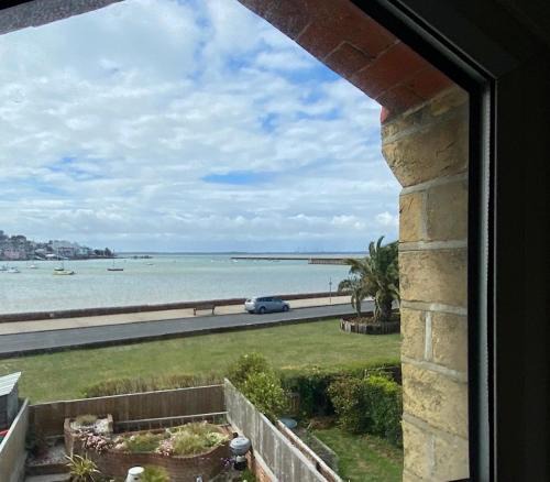 East Cowes House | Cozy coastguard cottage with sea views