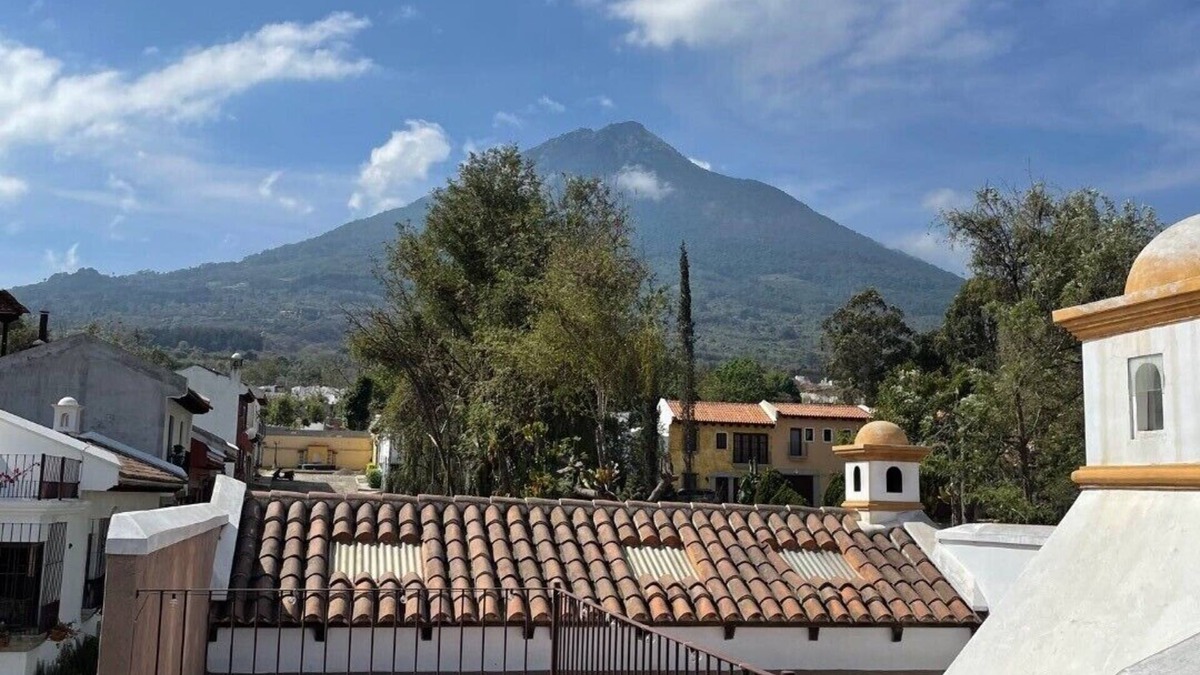 Antigua Guatemala House | COZY COLONIAL TWO-BEDROOM FAMILY HOME WITH BEAUTIFUL TERRACE WITH VOLCANOES VIEW