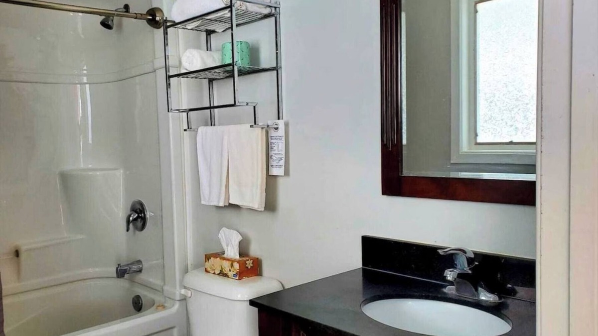 Wiarton Apartment | Cozy Comfort Double Room 11 – Peninsula Motel, Minutes from Wiarton Waterfront