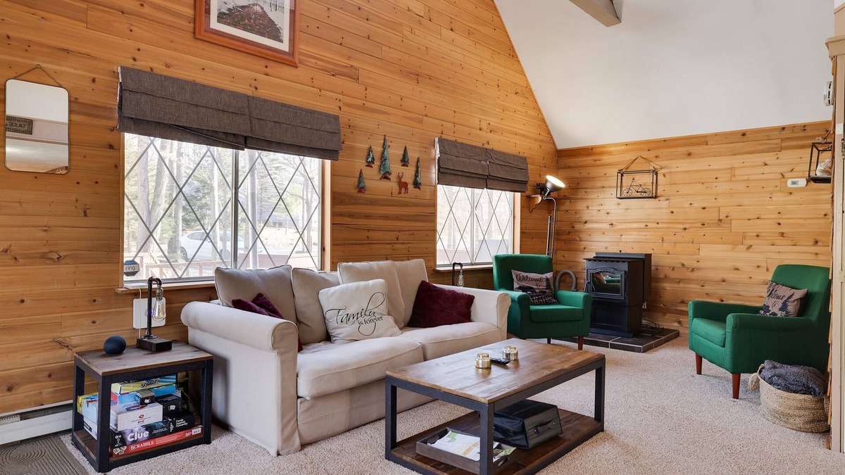 Pocono Lake Ski Chalet | Cozy Comfort, Pellet stove, Wi-Fi, TV, Deck, BBQ, Close to skiing, water parks