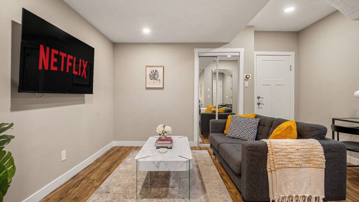 Calgary Apartment | Cozy & Comfortable 2 Bedroom Suite, Mins to Airport, NW Calgary.