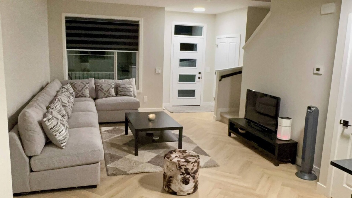 Northwest Edmonton House | Cozy, Comfortable & Sleek room for rent | 10 mins to West Edmonton Mall