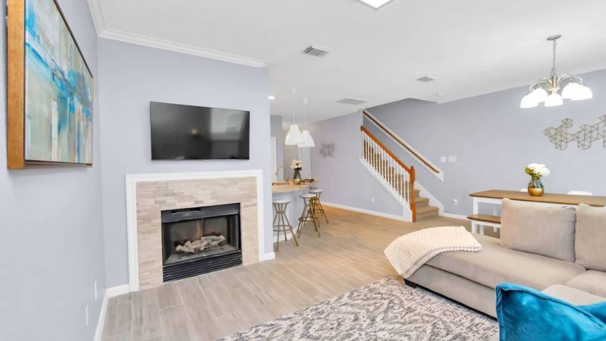 Clodine House | COZY COMFY 2BD 2BTH TOWNHOUSE ENERGY CORRIDOR - SUGARLAND
