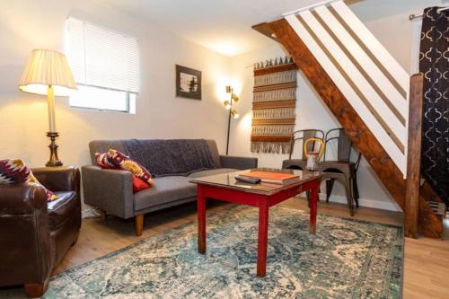 Mount Washington House | Cozy & Comfy Cottage in the City - w parking