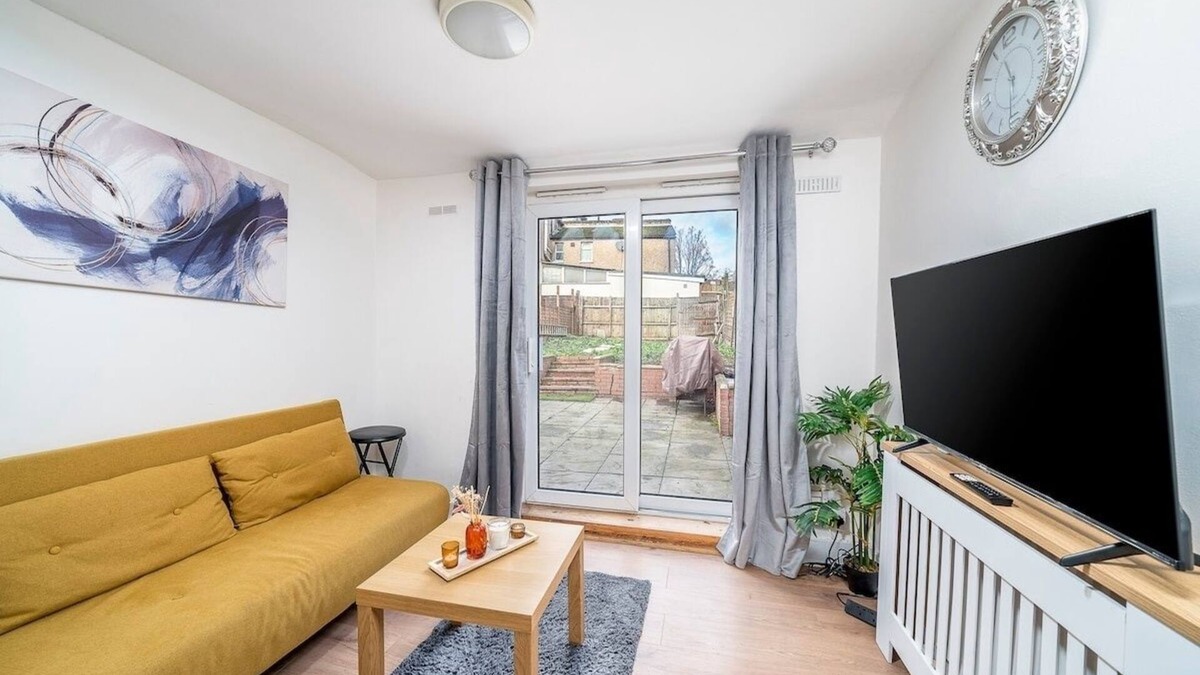 Haringey Apartment | Cozy & comfy Woodgreen station apartment sleeps 6
