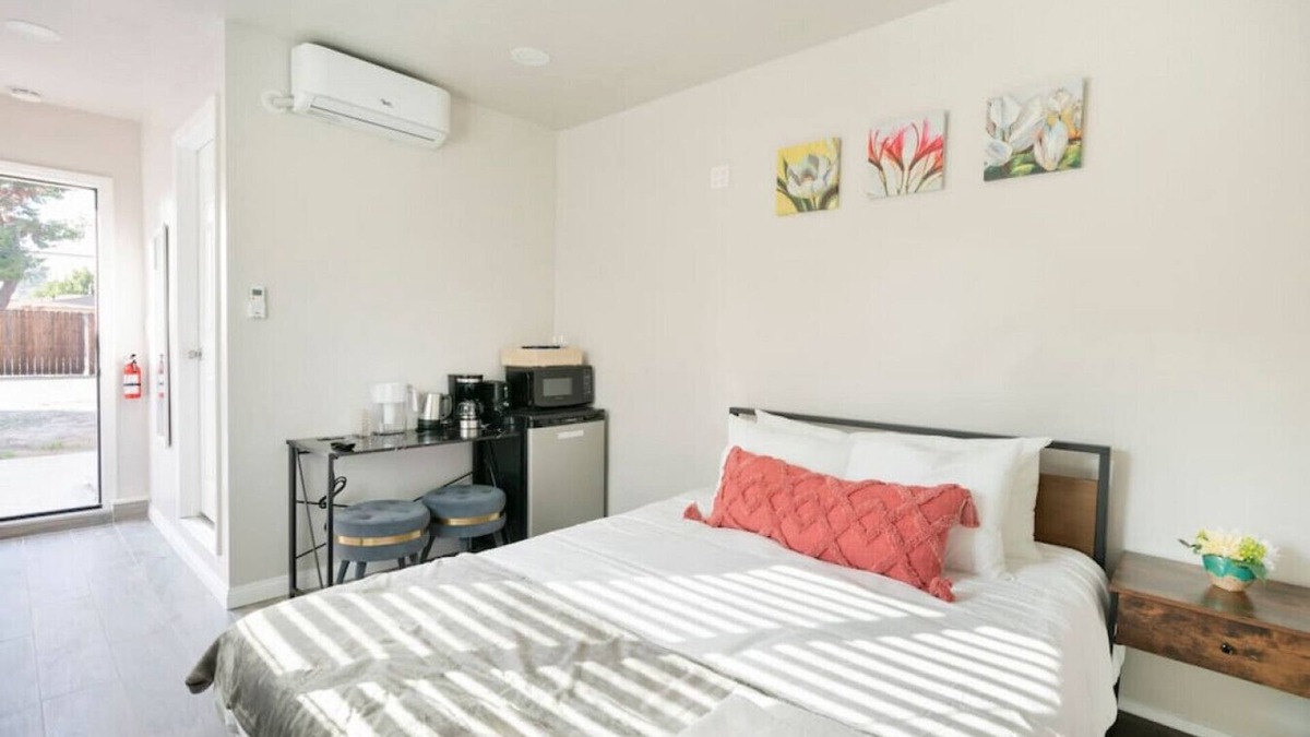 Azusa House | Cozy Compact Studio: Queen Bed, Fast Internet, Laundry, and a Serene Backyard