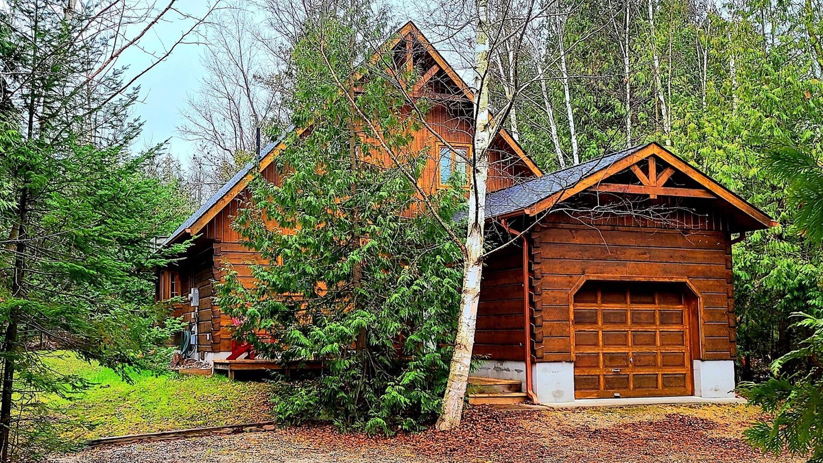 The Blue Mountains Cabin | Cozy Confederation Log Home. Georgian Bay Living! Close to everything!