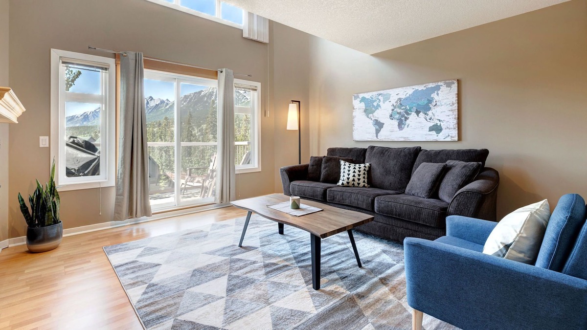 Cougar Creek Apartment | Cozy Condo | Epic Mountain Views | Garage | Central | Fireplace