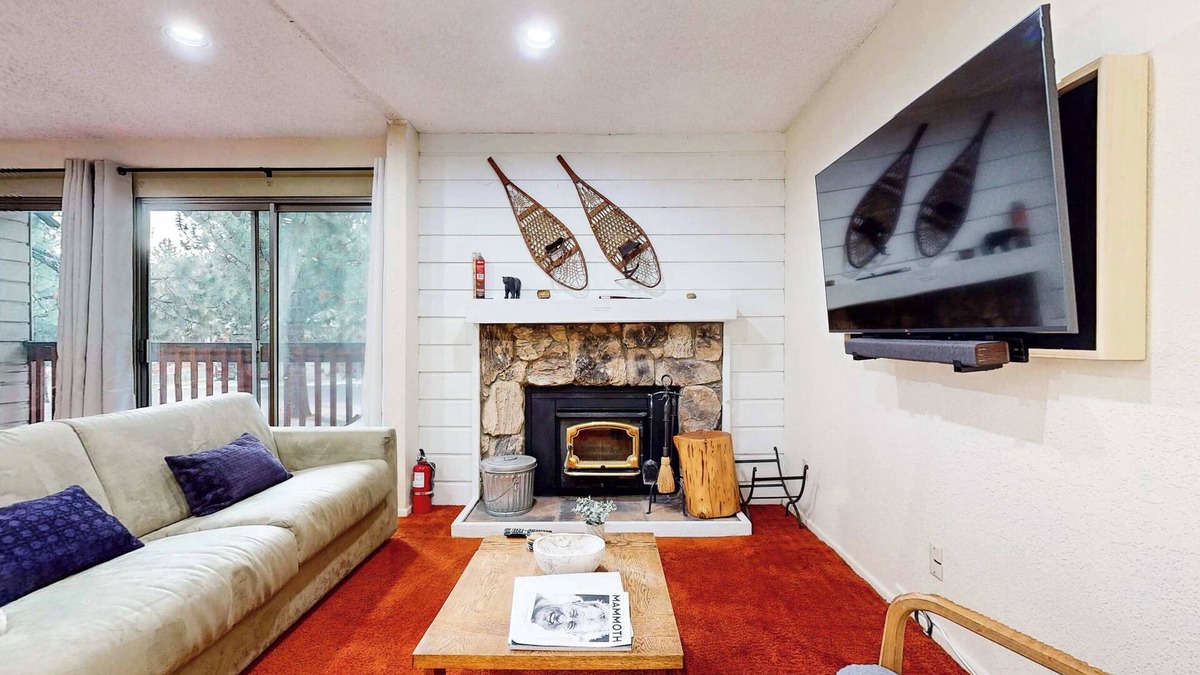Mammoth Lakes Condo | Cozy Condo for 4, Near Shuttle & Eagle Lodge!