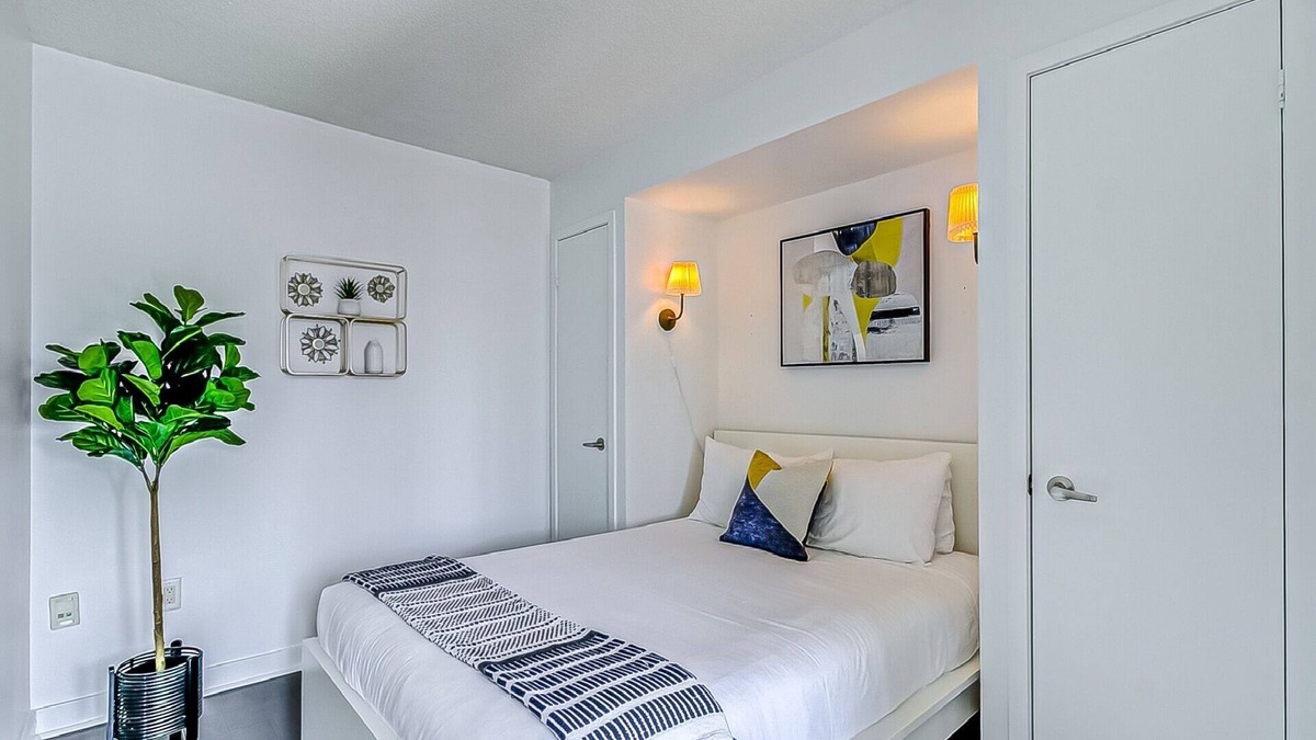 CityPlace Apartment | Cozy Condo near CN Tower - downtown