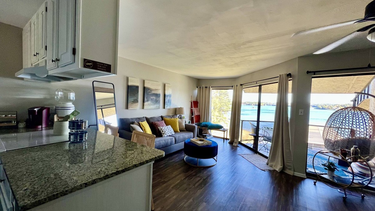 Hot Springs Condo | Cozy condo on Lake Hamilton with pool