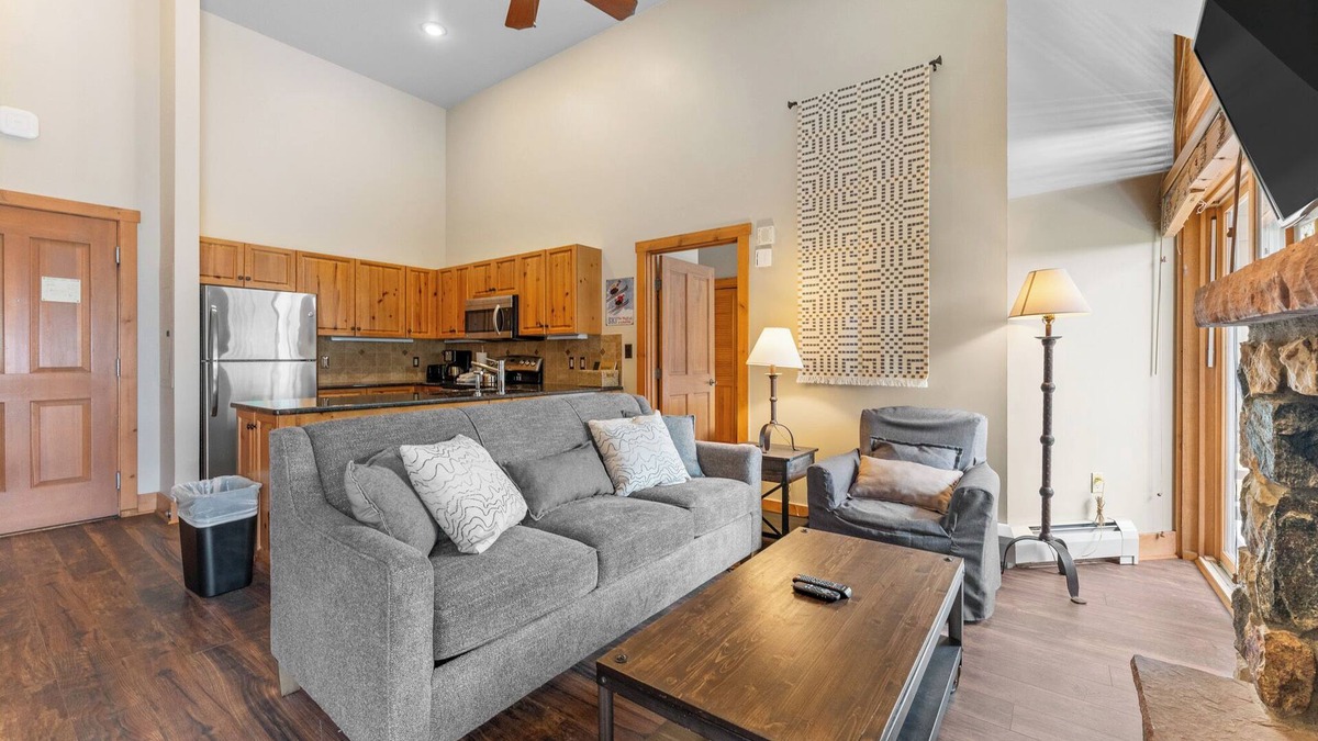 River Run Condo | Cozy Condo w/Fireplace, Reading Nook & Private Balcony, Short Walk to Slopes