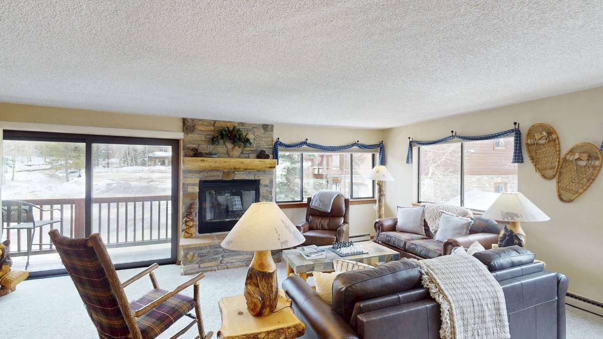Christie Heights Condo | Cozy condo with ski-in access, hot tub, and mountain views