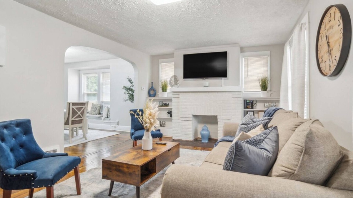 Old Brooklyn Apartment | Cozy & Contemporary Pearl, located in the heart of Old Brooklyn.