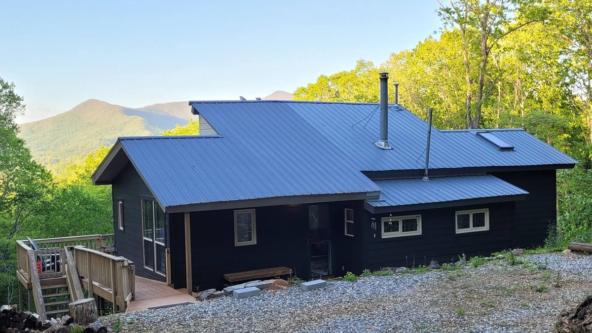 Blairsville Cabin | Cozy cool cabin in the mountains with a view Close to Downtown with a hot tub
