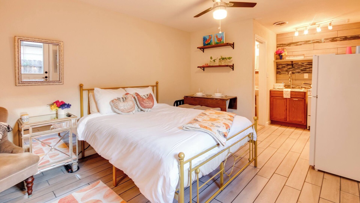 Dallas Apartment | Cozy Coop-10 min-DT Dallas-Full Kitchen & Private Patio