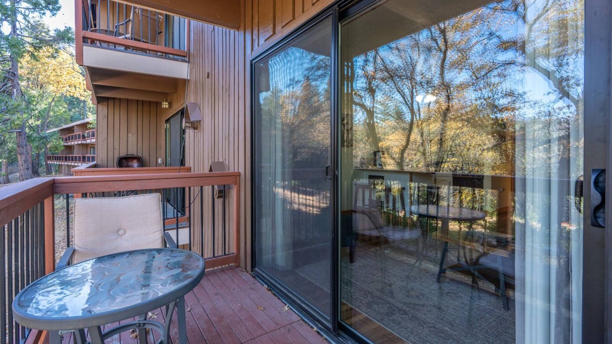 Yosemite West Condo | Cozy Corner Yosemite Studio Close to it All!