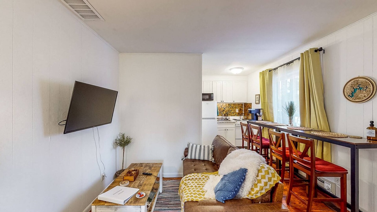 Bloomington House | Cozy corner apt in conveniently located fourplex - near downtown, university