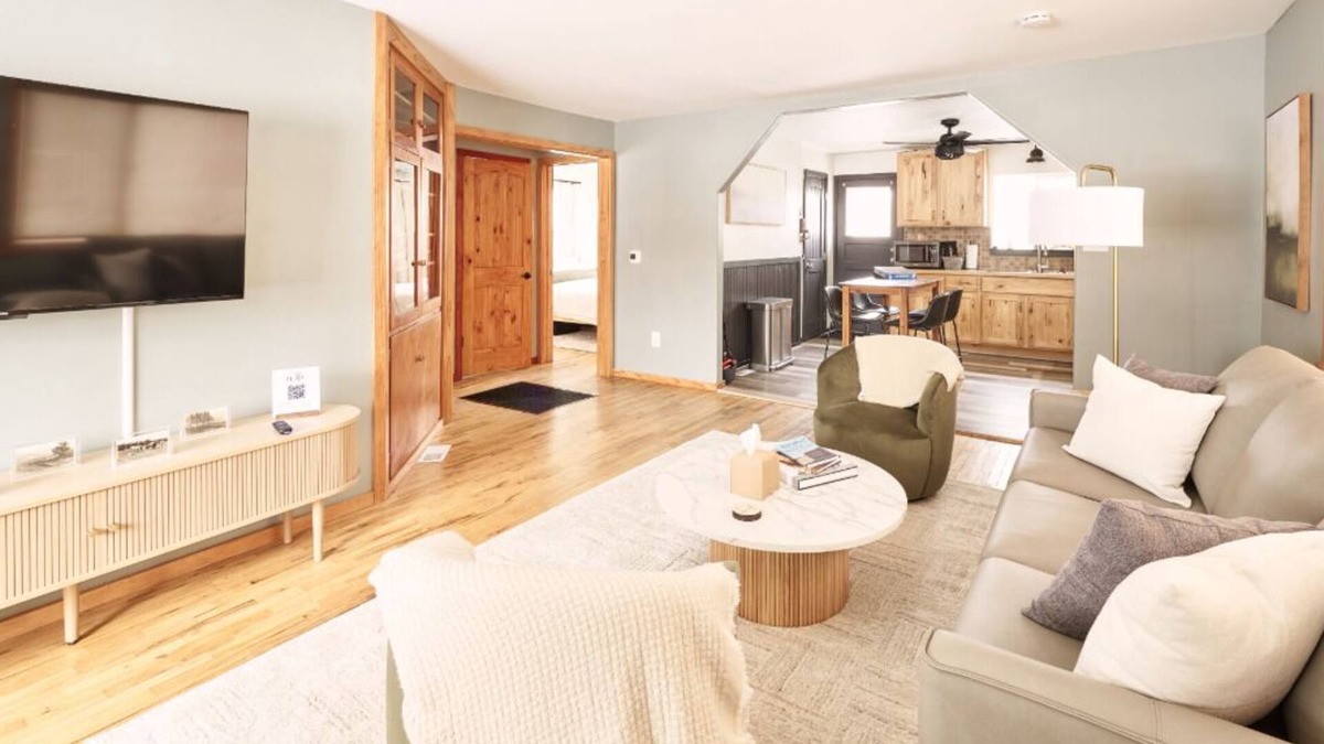 Sheridan House | Cozy Corner Cottage w/wood fire pit
