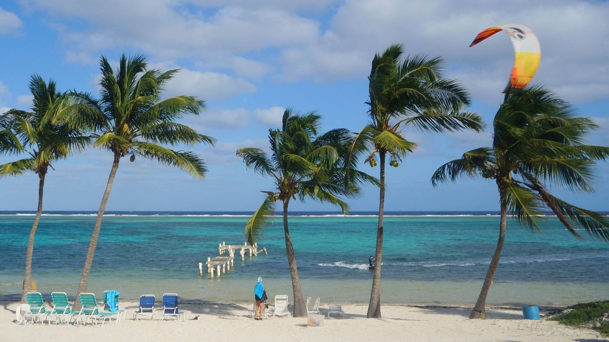 East End Apartment | Cozy Corner - Economical Accomodations Right on the Beach