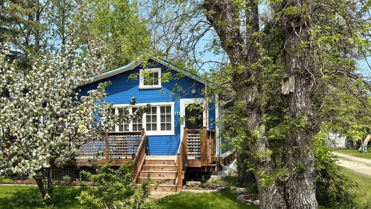 Winnipeg Beach Cottage | Cozy Cottage 1 block from Lake