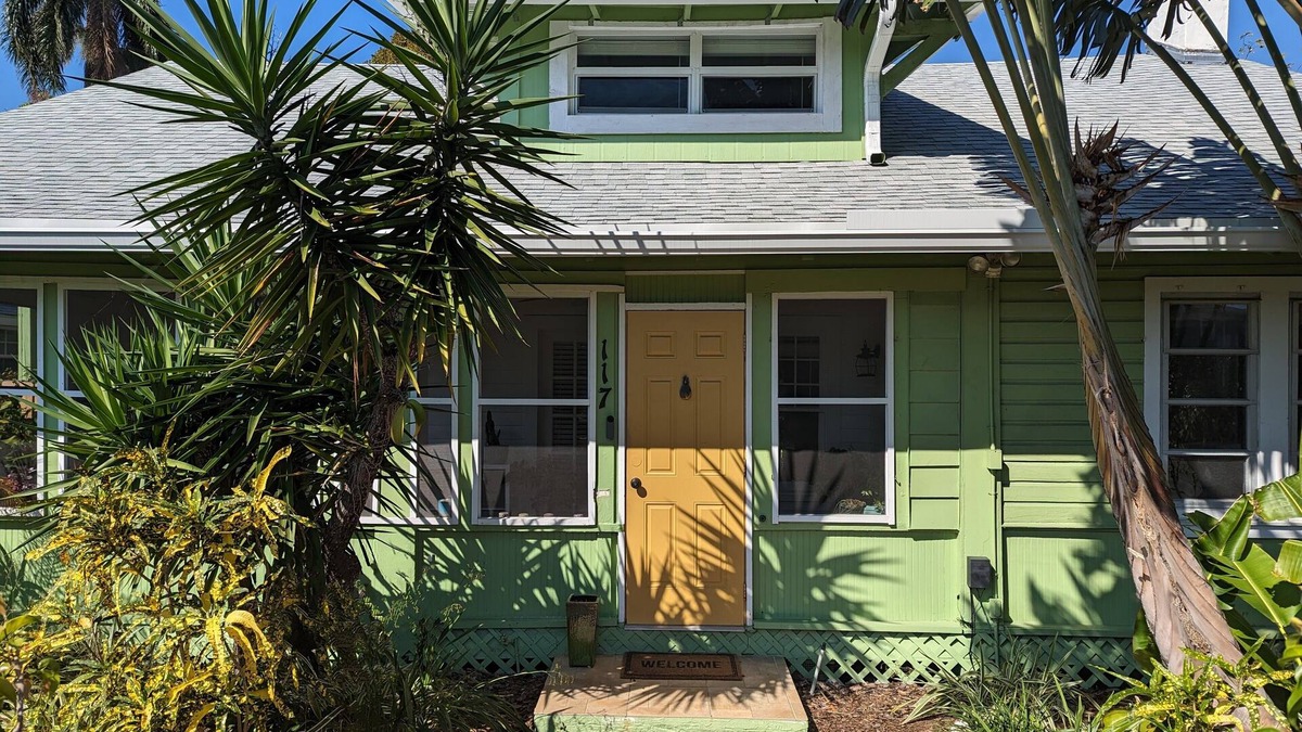 Lake Worth Cottage | Cozy Cottage 2nd Floor Studio - Less Than A Mile From The Beach And Downtown