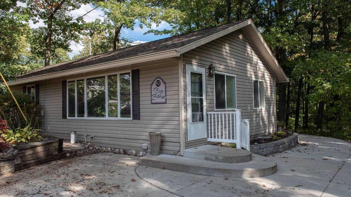 Harrison House | Cozy Cottage! All Sports Budd Lake near boat launch & neighborhood beach.