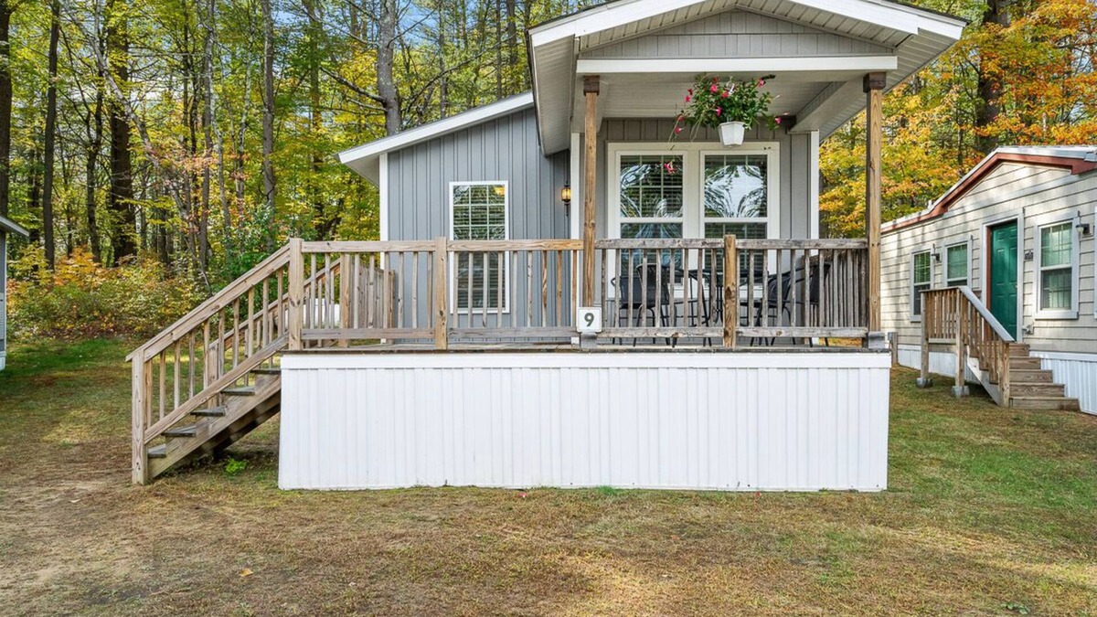 Queensbury Cottage | Cozy Cottage at Lake George Campsites!