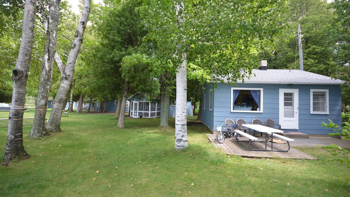 Maple City House | Cozy cottage Big Glen Lake, Tennis Court, Dock, Kayaks, Rowboat, Sunset view