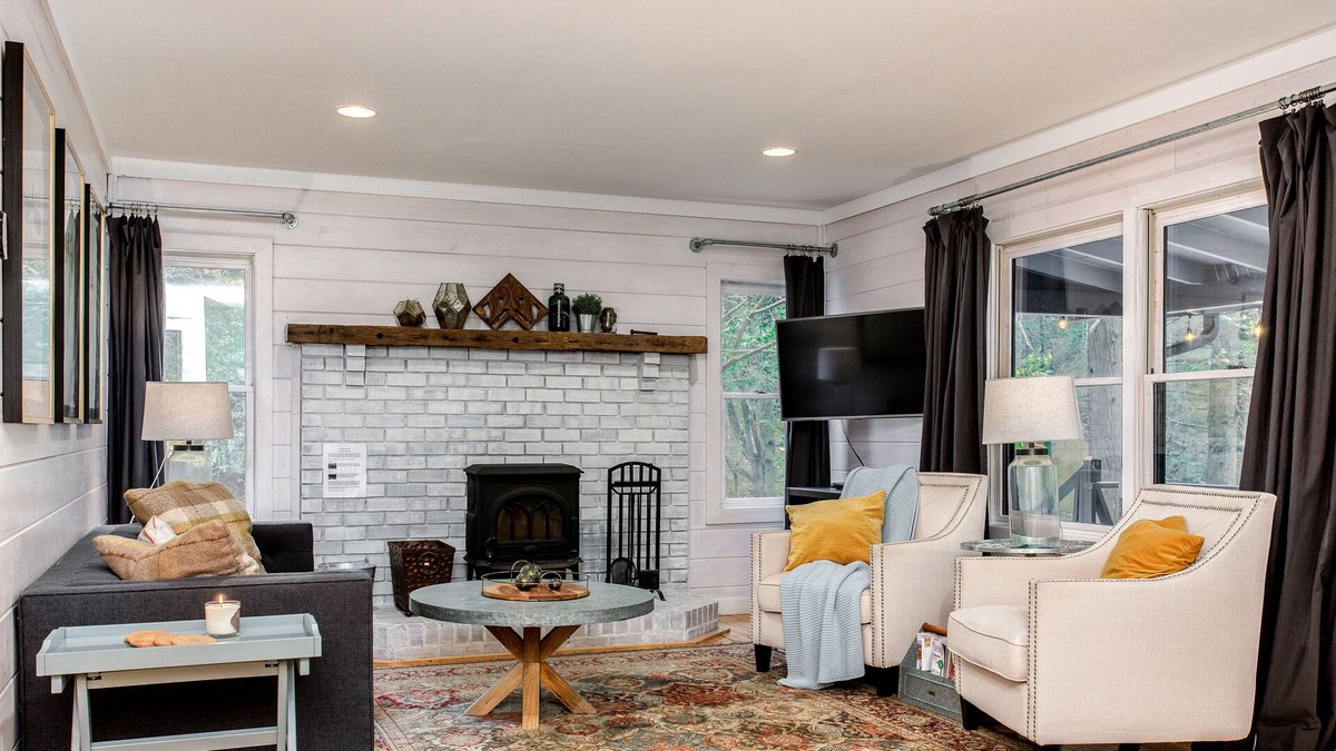 Cherry Log Cottage | Cozy cottage close to hiking, wineries, shops in downtown Ellijay and Blue Ridge