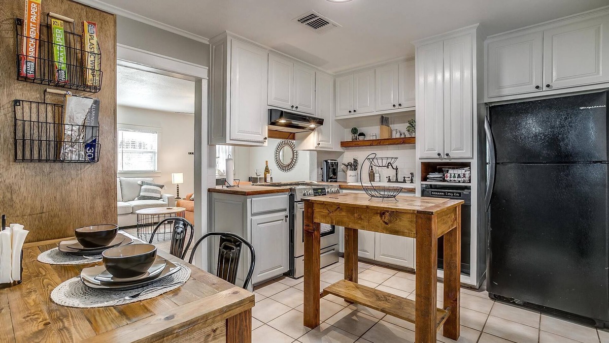 Granbury Cottage | ☀️Cozy Cottage Close to Historic Square, Lake & City Beach Grill Fire Pit☀️