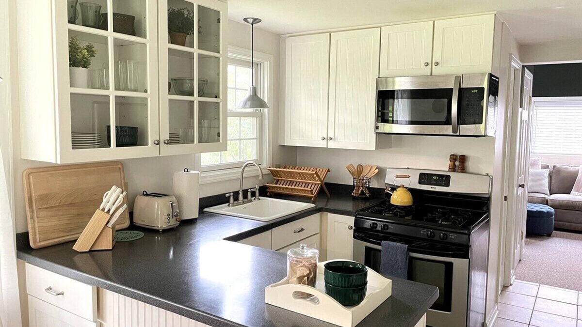 Penfield House | Cozy Cottage Convenience