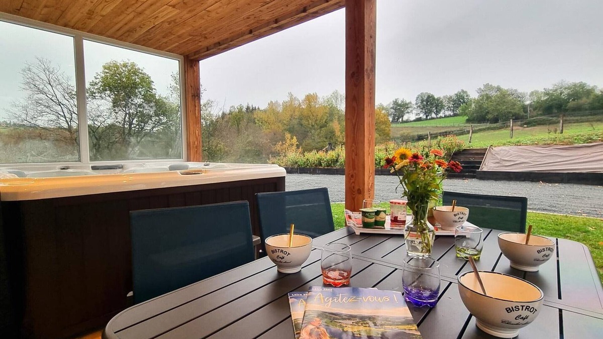 Pouilly-les-Feurs Cottage | Cozy cottage with spa and balcony in nature