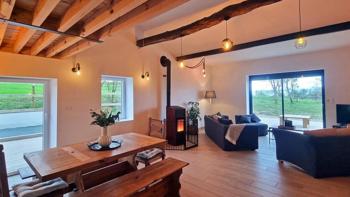 Pouilly-les-Feurs Cottage | Cozy Cottage for 8 Guests, Pets Allowed