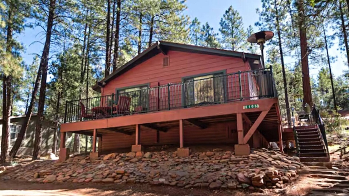 Strawberry Cottage | Cozy cottage getaway in quiet forested neighborhood