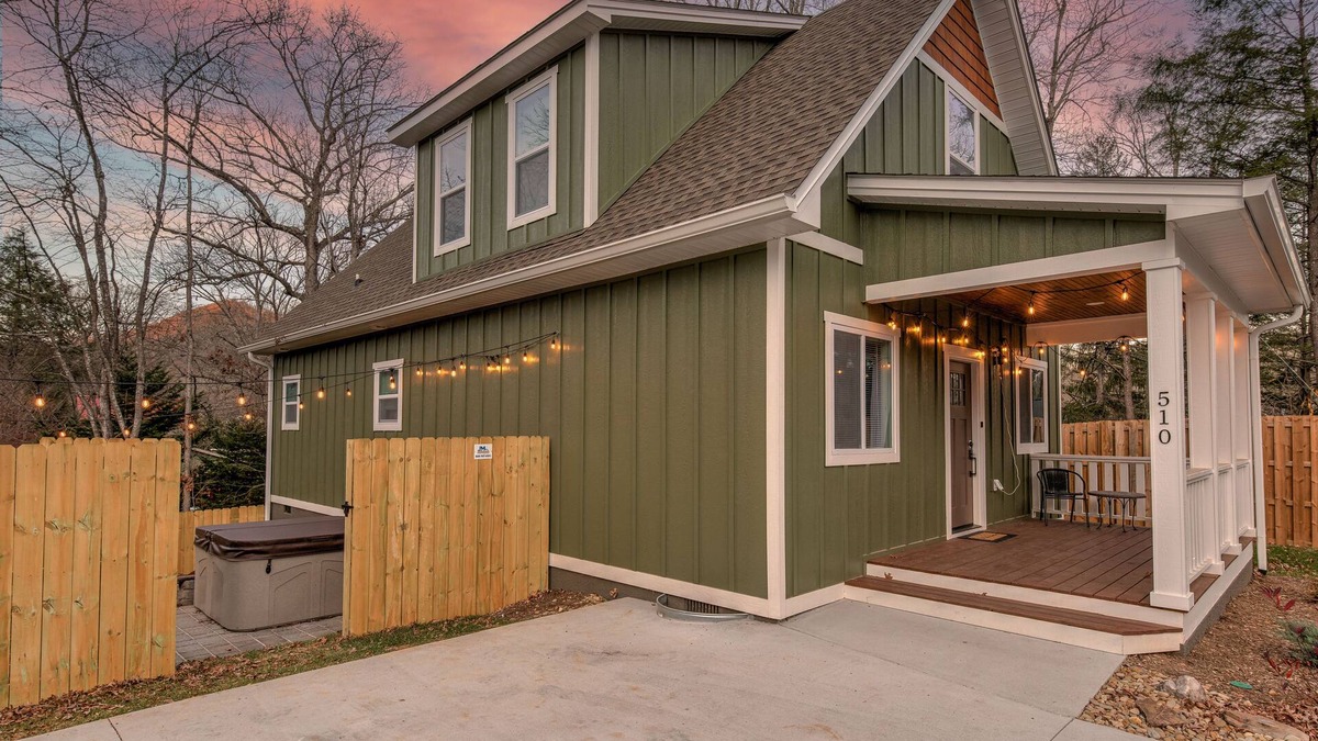 Black Mountain Cottage | Cozy Cottage- Hot Tub/16 mi from Asheville/Fire Pit/Arcade/Foosball