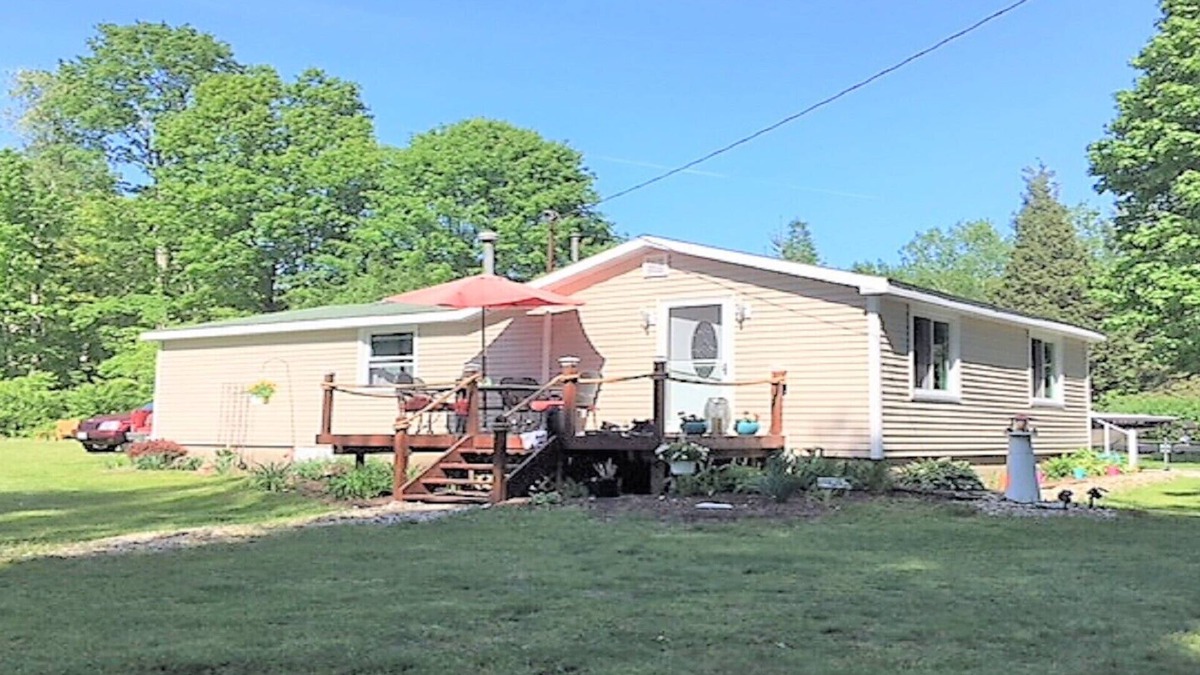 South Haven Cottage | Cozy Cottage-Huge Yard -Walk to Beach, Close to Bike Path-Family Fun!-Sleeps 7 !