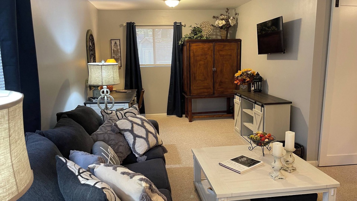 Cordova Cottage | Cozy cottage in charming East Memphis with WiFi, AC