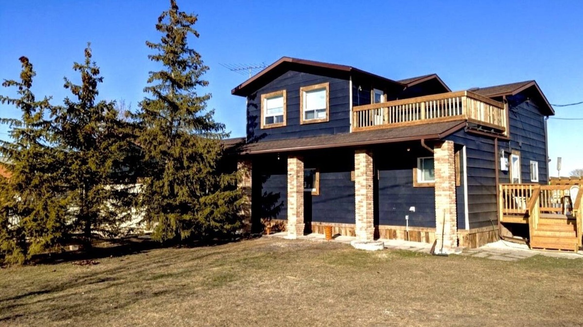 Gimli Cottage | Cozy Cottage in Gimli Mb with a Private Beach