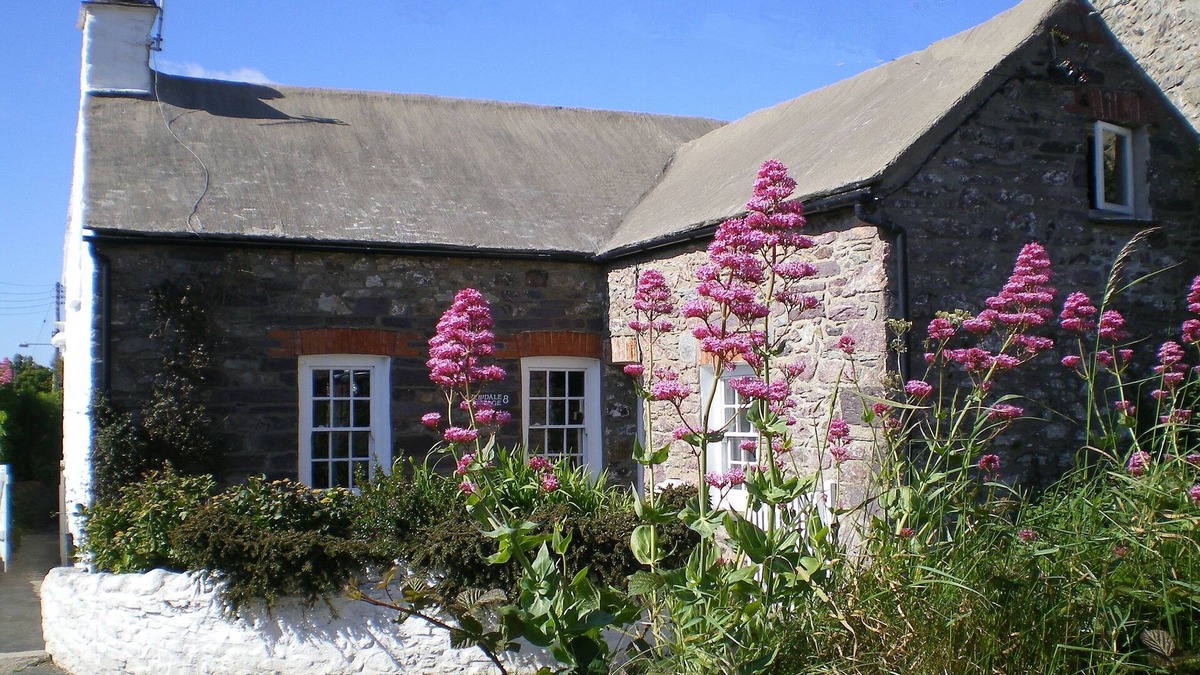St Davids Cottage | Cozy cottage in heart of St Davids - private garden with Cathedral views