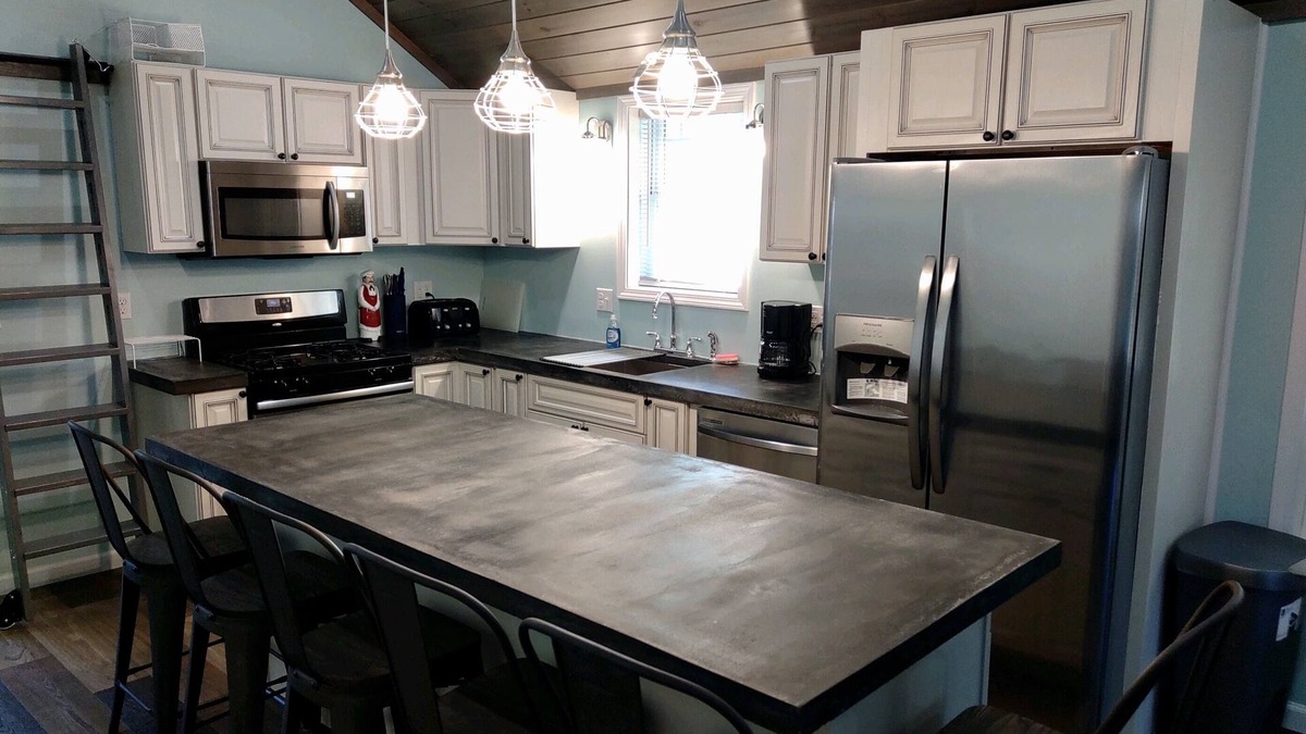 Mannsville House | Cozy Cottage in Sandy Pond 2