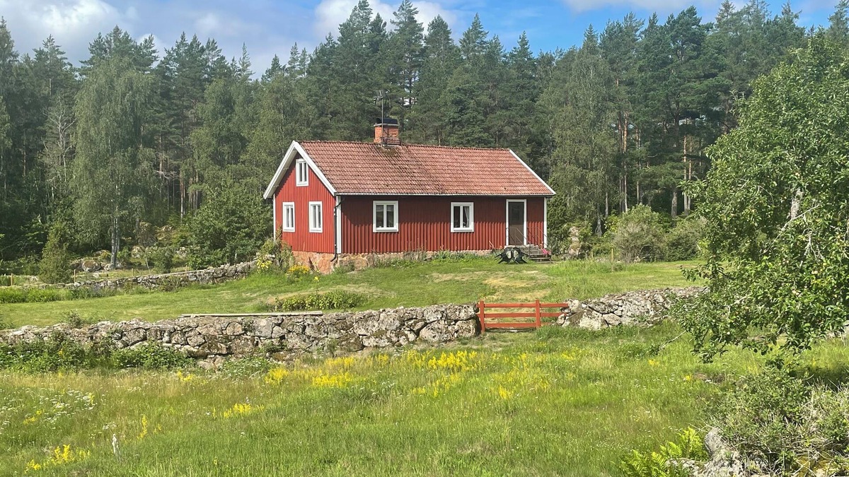 Holmsjo Cottage | Cozy cottage in the middle of the forest near large bathing lake in Blekinge 500 m from St. Alljungen.