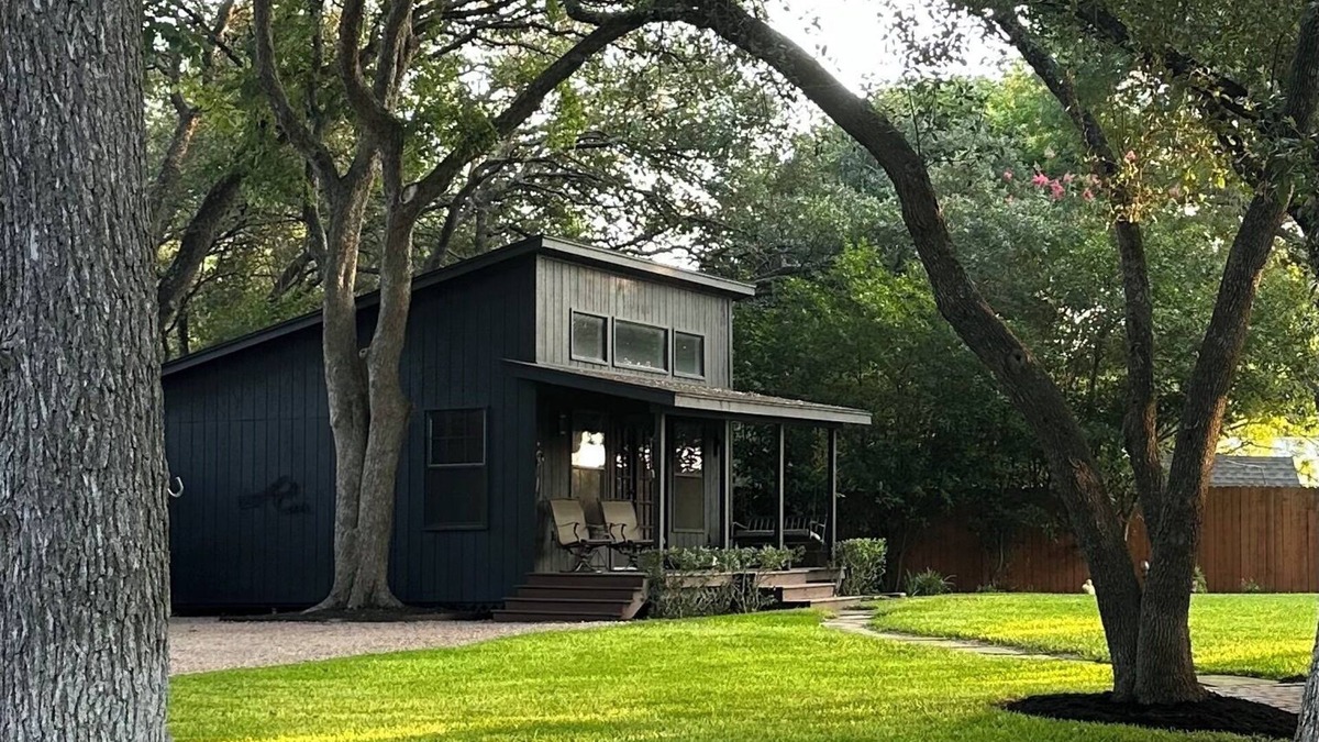 Austin Lake Estates Cottage | Cozy cottage in the trees