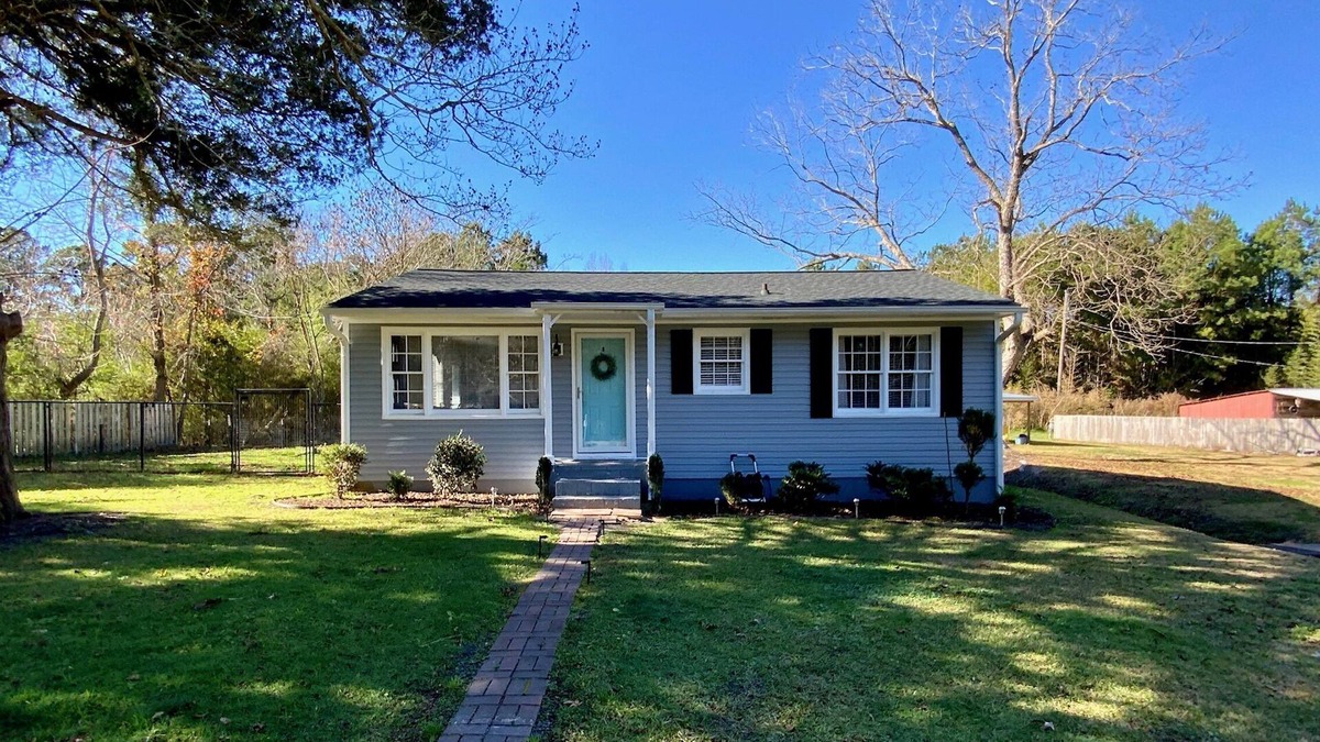 McCutcheon Field Cottage | Cozy Cottage located within minutes of Air Station and Beach - Dogs are Welcome!