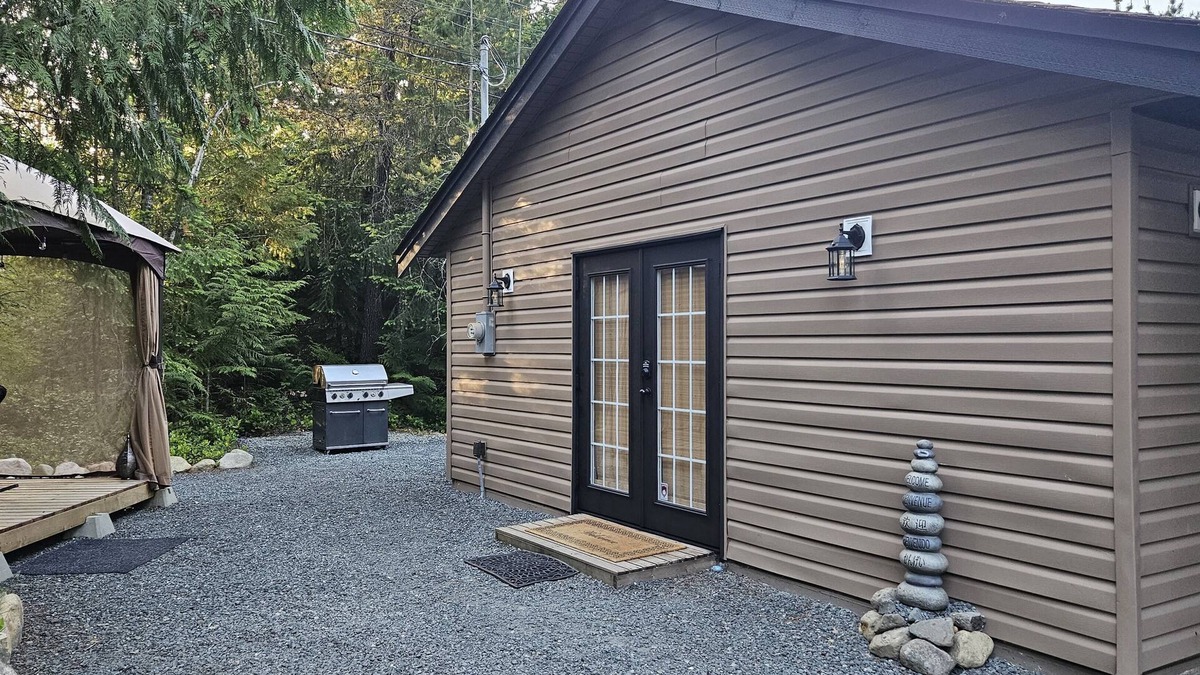 Regional District of Nanaimo Cottage | Cozy Cottage, Minutes from stunning waterfalls and beautiful beaches!