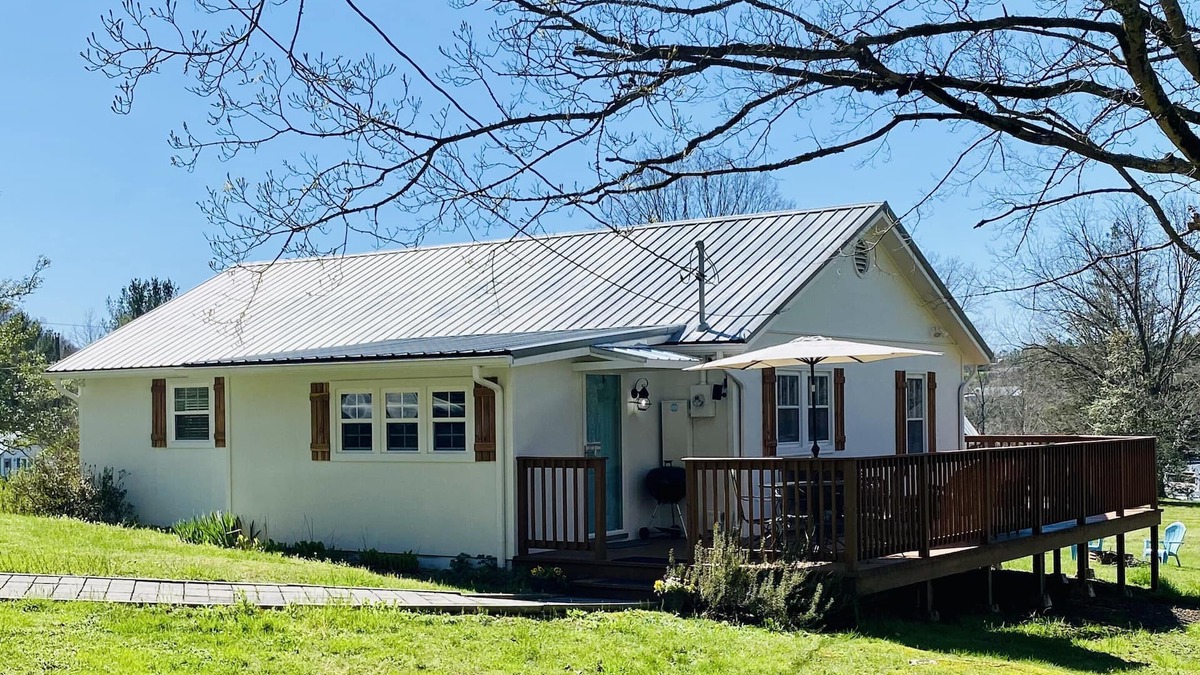 Sevierville Cottage | Cozy Cottage - Minutes from Attractions!