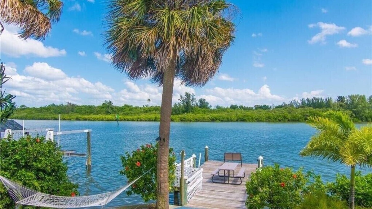 Sunset Reef Cottage | Cozy cottage near the water! 1bd1/ba with dock by the beach