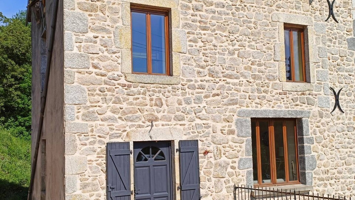 La Chabanne Cottage | Cozy Cottage Near Mountain Activities with WiFi, BBQ, and Family Amenities