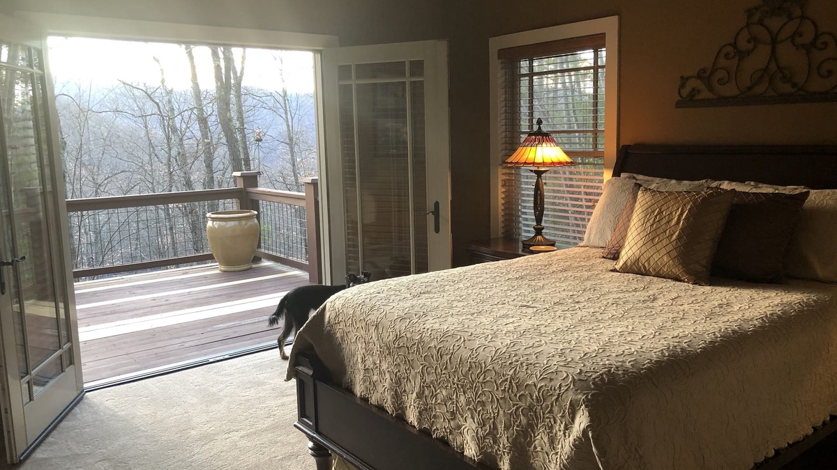 Waynesville House | Cozy cottage nestled in Highland Forest.