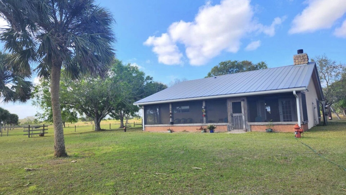 Okeechobee Cottage | Cozy cottage on 8 acres near state park and atv trails. Pet Friendly!